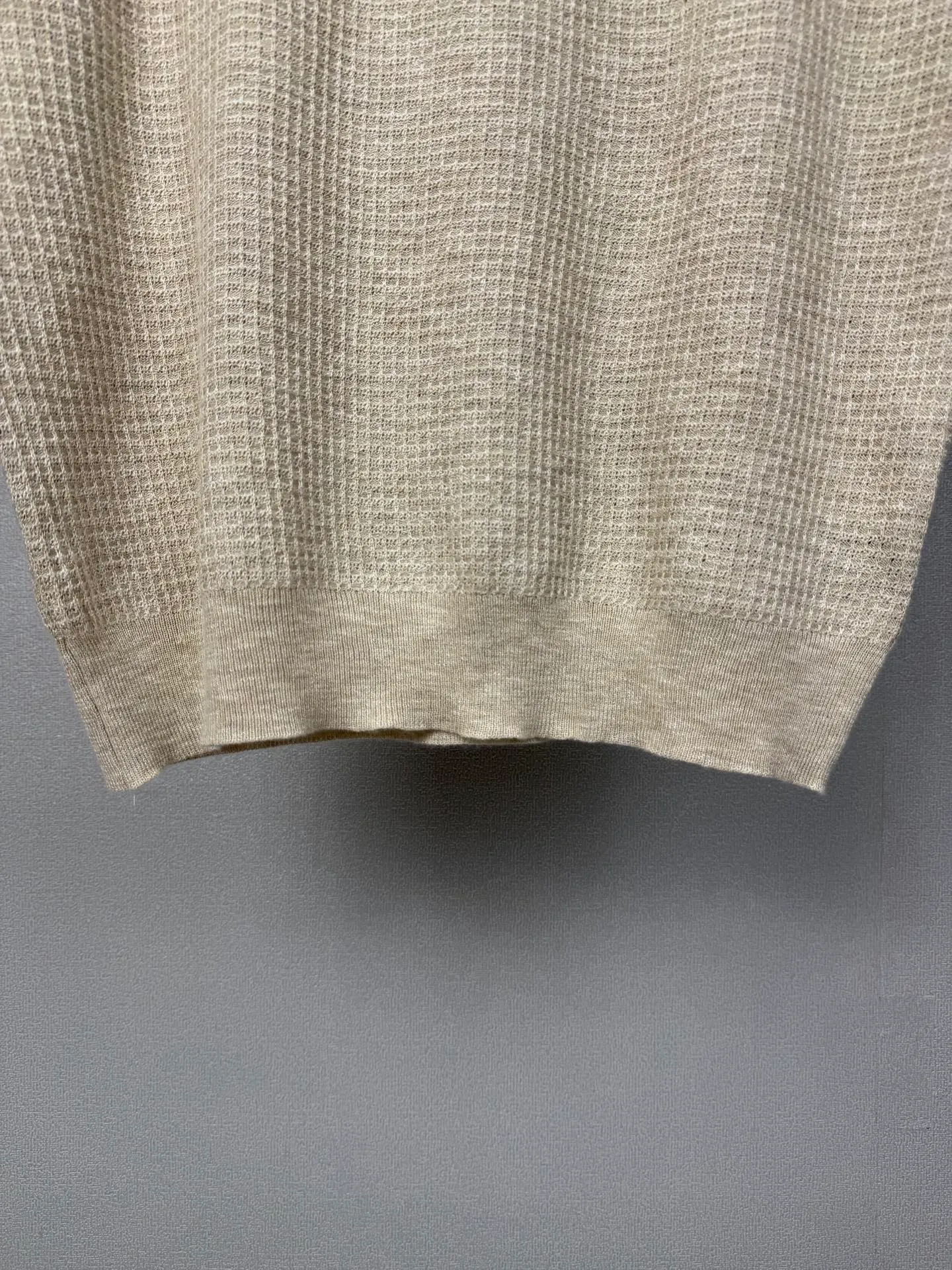 (Top version) Loro Piana 2026 New Arrival old money style mulberry silk solid color couple style lapel knitted short sleeves High version High version The fabric is made of mulberry silk, which is skin-friendly and does not tie the body. It does not cause pilling, feels very soft and super comfortable. Fashionable and personalized. Super Versatile and beautiful knitted short sleeves. Very suitable for both men and women. A must-have for everyone. Packaging Tag Collar label Washed wheat Complete 👍 Color: Linen Size: 48, 50, 52, 54 (equivalent to S-XL)